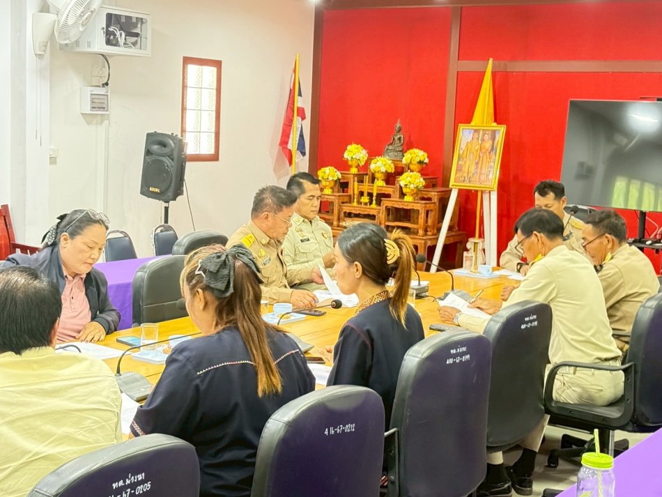 การประชุมประจำเดือนพนักงานเทศบาล โดยมีผู้เข้าร่วมประชุมประกอบด้วยคณะผู้บริหาร สมาชิกสภา ปลัดเทศบาล ข้าราชการ ครู พนักงานเทศบาลตำบลม่วงนา